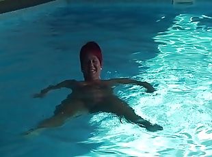 Nackt schwimmen pool