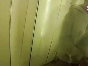 CHICa REAL en SPA da una paja loca bajo el agua al EXTRANJERO caliente