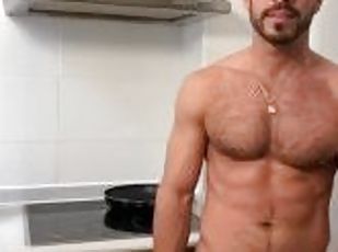 Latino sexy peludo muestra sus grande huevos