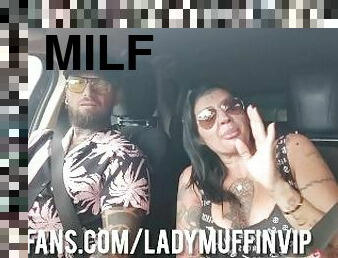 Ladymuffin fa' vedere le tette in auto