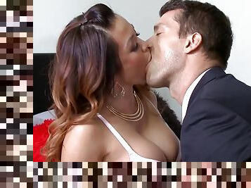 Mia Lelani fucked in serious threesome adveture