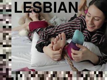 Kinky lesbians tickling fetish porn video