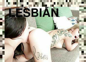 lesbienne, hardcore, doigtage, baisers, horny, blonde, percé, brunette, tatouage