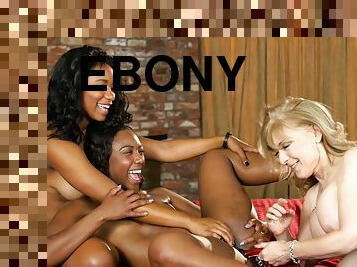 піхва-pussy, дозріла, мила, чорношкіра-ebony, лесбіянка-lesbian, панчохи, блондинка, красуня