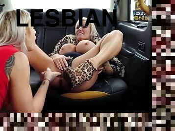 isot-tissit, lesbo-lesbian, kova-seksi, auto, suuteleminen, blondi