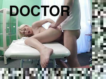 A doctor gets a rimjob from a female patient and drills her pussy
