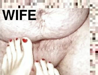 Wifey rubbs my cock on this footjob