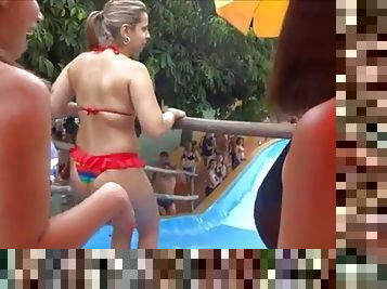 Gostosas de bikini no parque aquatico