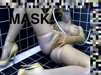 mandi, fetish-benda-yang-dapat-meningkatkan-gairah-sex, mandi-shower, latex, penutup-muka, karet