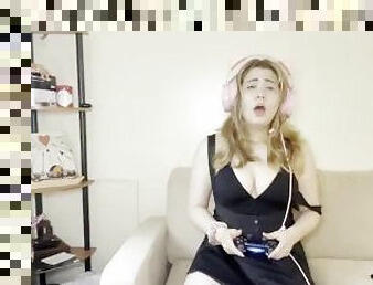 18 YEARS OLD CHUBBY TEEN RIDES DILDO WHILE GAMING