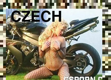 duże-cycki, mamuśki, gwiazda-porno, czarni, blondynka, bielizna, cycuszki, solo, czeskie, dręczenie