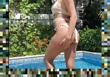 cul, gros-nichons, en-plein-air, amateur, butin, piscine, belle, petite, brunette, jambes