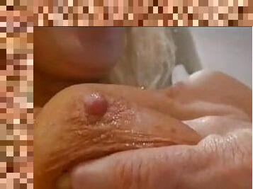 tetas-grandes, masturbación, orgasmo, squirting, amateur, chorro-de-corrida, madurita-caliente, mamá, corrida, rubia