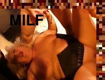 Reife Milf Reitet Zwei Schwaenze Hart