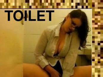 gros-nichons, lunettes, masturbation, orgasme, pisser, amateur, belle-femme-ronde, joufflue, britannique, toilette