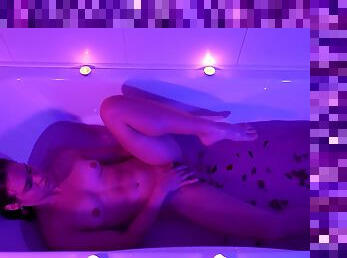 Leria Glow - Sweet Teen Plays And Orgasms In The Bathtub