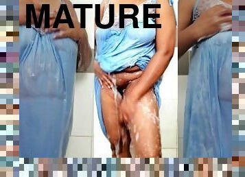 banyo-yapma, şişe, aldatan, mastürbasyon-masturbation, yaşlı, boşalma, fışkıran-su, karı, olgun, orta-yaşlı-seksi-kadın