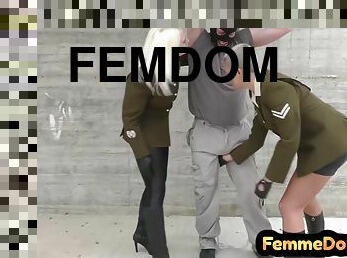 tentara, di-tempat-terbuka, jenis-pornografi-milf, gambarvideo-porno-secara-eksplisit-dan-intens, bdsm-seks-kasar-dan-agresif, seks-grup, budak, bertiga, wanita-berbusana-dengan-pria-telanjang, berambut-pirang