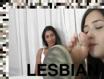 lesbienne, pieds, fétiche, humiliation, branlette-avec-les-pieds, brunette, fessée