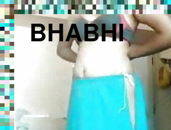 Bhabhi showing her body 