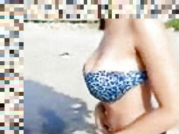 dos bellezas l uciendo sus cuerpos en la playa