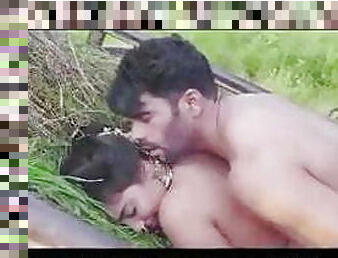 gambarvideo-porno-secara-eksplisit-dan-intens, handjob-seks-dengan-tangan-wanita-pada-penis-laki-laki, hindu, berciuman