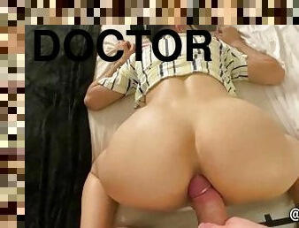 El doctor le deja el culo destrozado a caliente