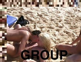 tetas-grandes, al-aire-libre, lesbiana, sexo-en-grupo, playa, rubia, tatuaje