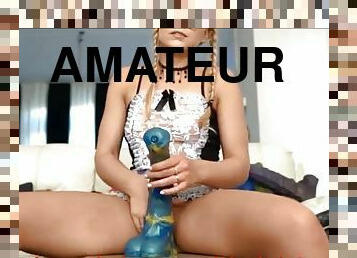 Cette jeune blonde enfonce le sextoy dans son anus