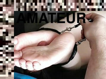 amateur, ejaculation-sur-le-corps, bdsm, couple, pieds, bondage, branlette-avec-les-pieds