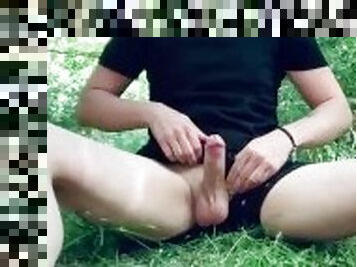 masturbare-masturbation, public, jet-de-sperma, gay, picioare, europeana, euro, solo, padure, baietel