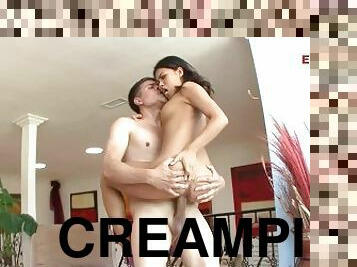 Asiatisches Teen Girl mit kleinen titten kriegt einen dicken creampie