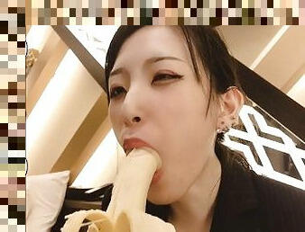 Riesco a mettere questo preservativo su questa banana vicino alla bocca? Pompino e sega giapponese