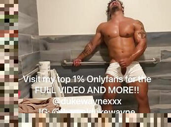 Pissing in the gym bathroom then cumming