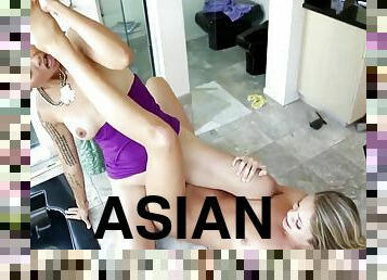 aasialainen, lesbo-lesbian, teini, blondi, ruskeaverikkö, tatuointi
