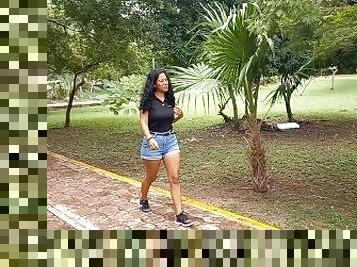 latina de grandes tetas y sonrrisa de ensueño levantada en el parque