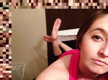 Bored Brunette Wiggling Her Cute Toes On Her Private Vid