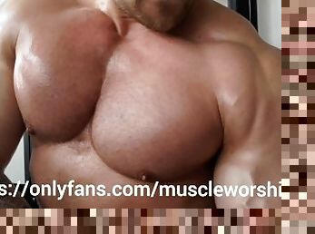 Bodybuilder Strips trains in poser's / Flexing sweaty muscles