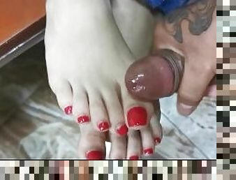 acabando sobre los pies rojos de mi novia