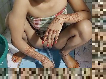 Desi bhabhi toilet me bait kar aapane yaar se chudai ki