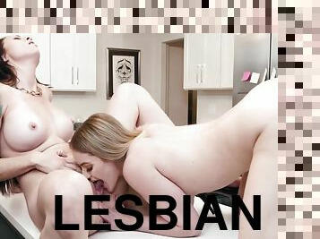 isot-tissit, lesbo-lesbian, milf, blondi, sisko, tatuointi