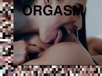 orgasmi, fichette, lesbiche, baci, rapporti-orali, vulve-rasate, gambe