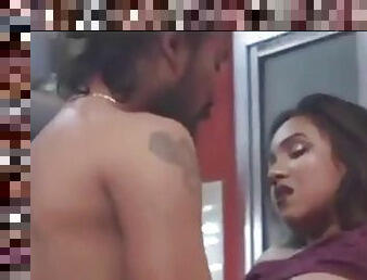 Job se aane ke baad Bhabhi ne poori service di