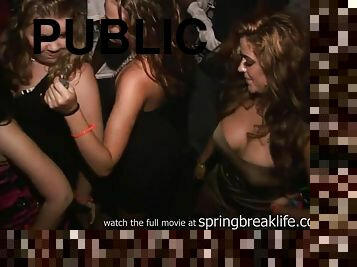 Club Girls Partyin public flashing