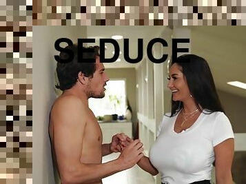 Mommy Ava Addams Seduces Naked Boyfriend Of Her Daughter