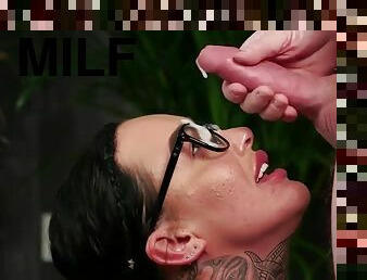 Perverted MILF Chantelle Fox watches how sperm pours on her glasses