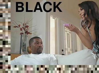 Big-dicked black dude Isiah Maxwell fucks booty porn girl Lela Star