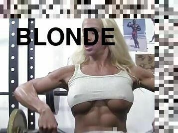 Muscular blonde shows off her crazy body in the gym