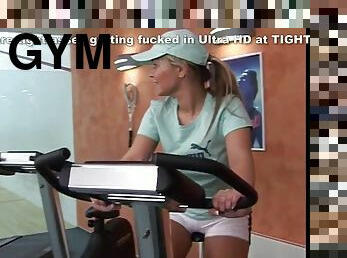 Gym beauty teen enjoys a cardio session with her tight ass