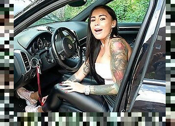 Latina-Teen im Porsche gefickt